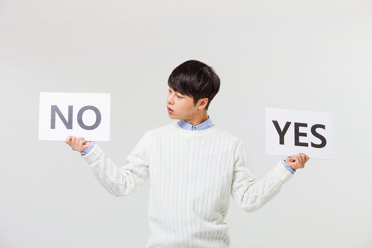 Солонгос залуу гартаа ТИЙМ үгүй гэсэн тэмдэг барьжээ.