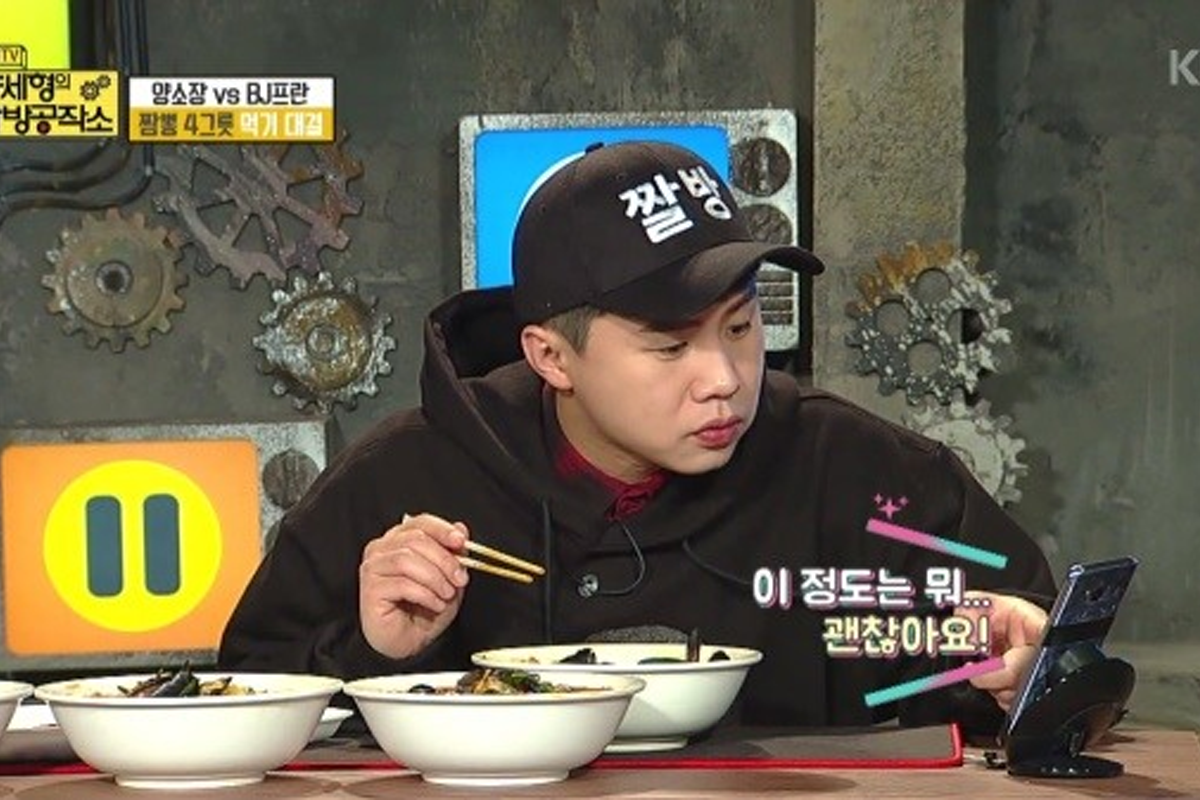 韓國的某位YouTuber正在進行美食影片拍攝，背景為工作室設置環境