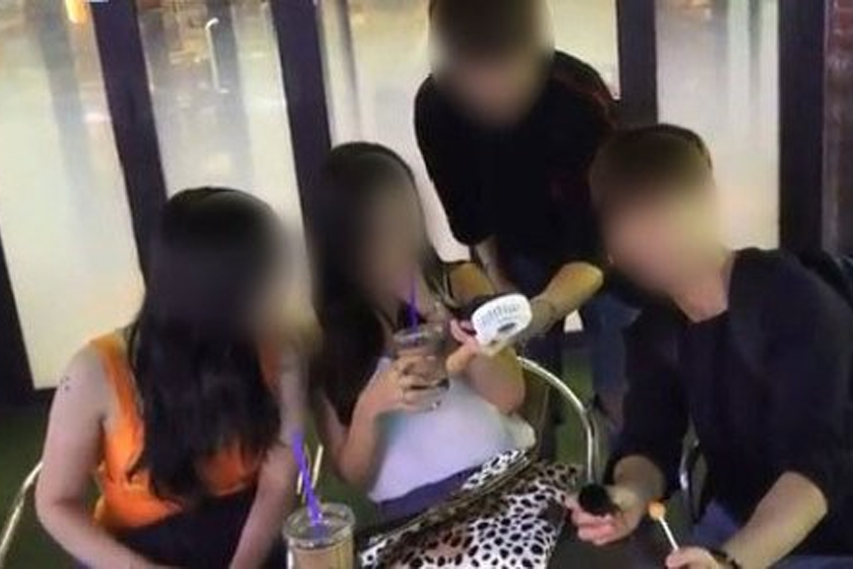 Солонгосын кафены доторхи залуу хүмүүс