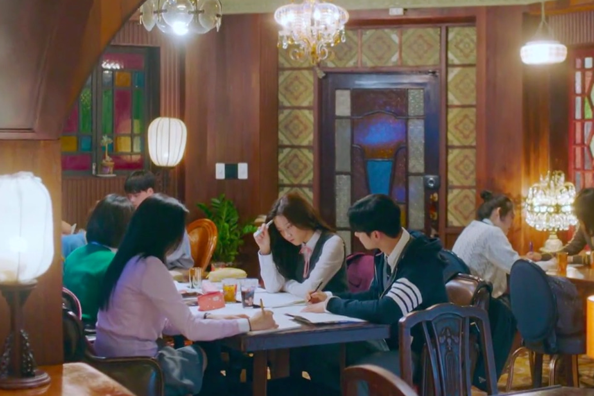 人在韓國沈浸式咖啡店內學習的情景，環境舒適且安靜