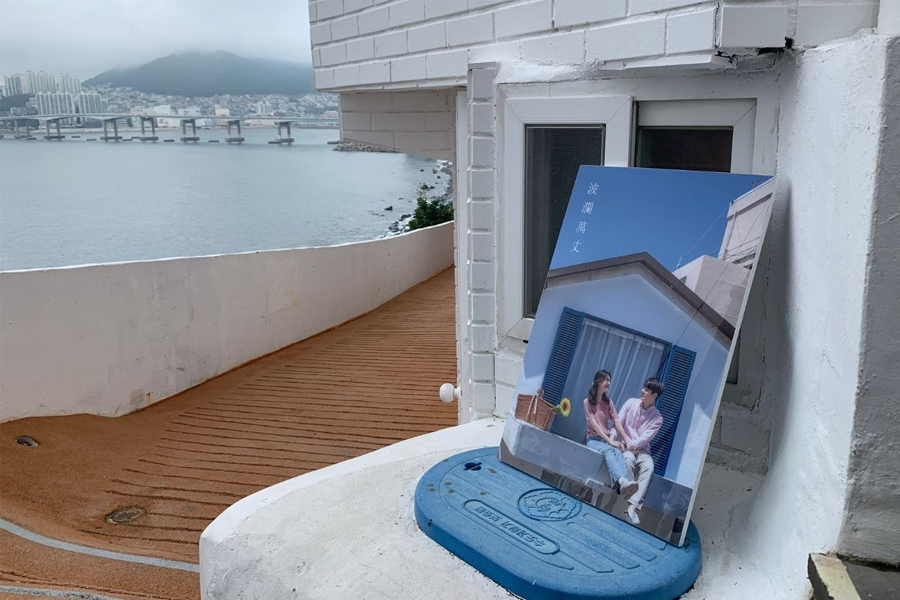 부산 흰여울점빵의 멋진 해안 뷰와 사랑스러움이 넘치는 커플 사진