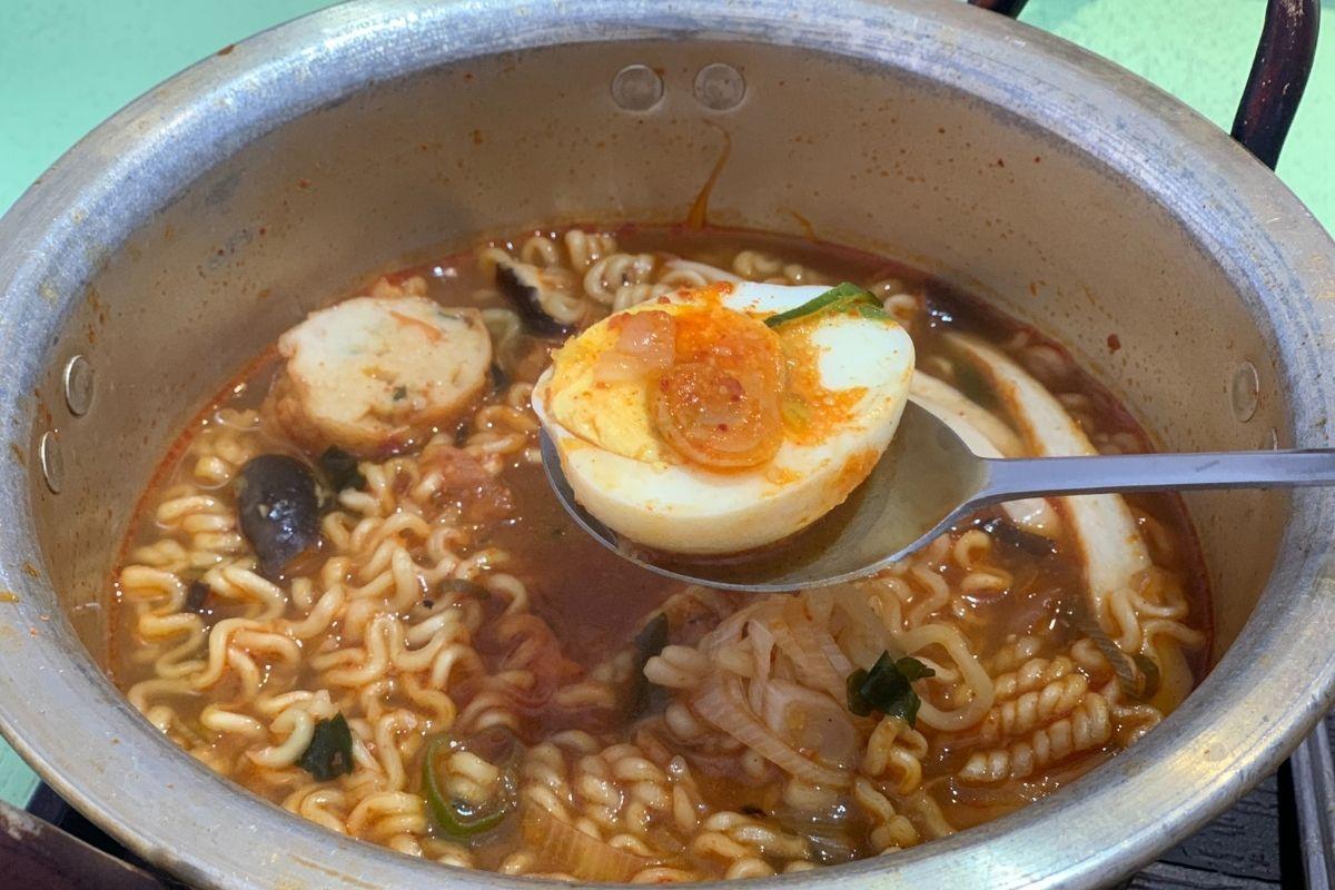 ramyun at Huinnyeoul Jeombbang