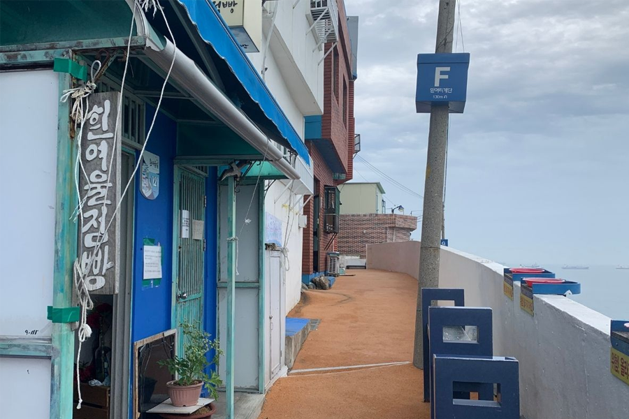 흰여울점빵 문 앞과 해안길로 이어지는 매력적인 거리 풍경