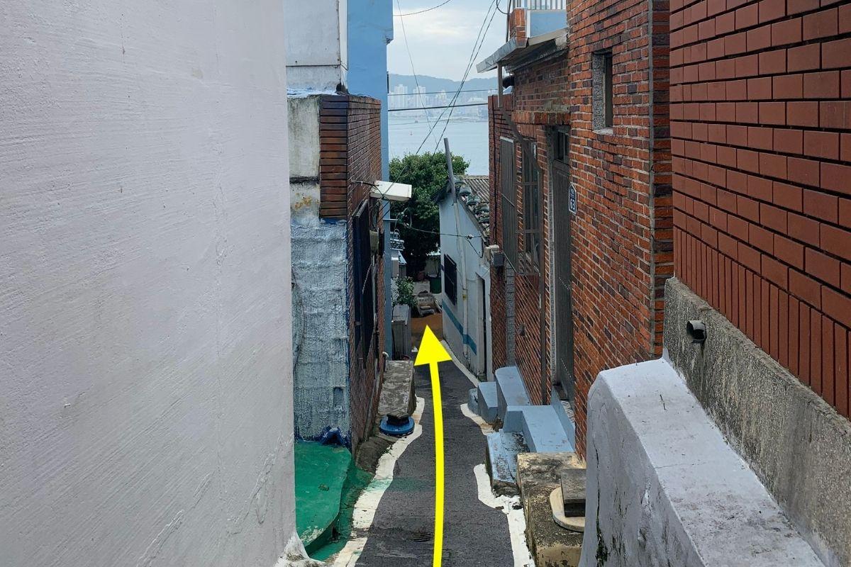 Alley that leads to Huinnyeoul Jeombbang