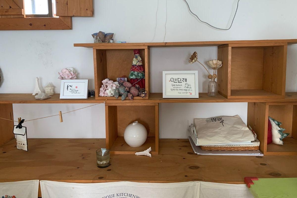 Huinnyeoul Jeombbang interior decor