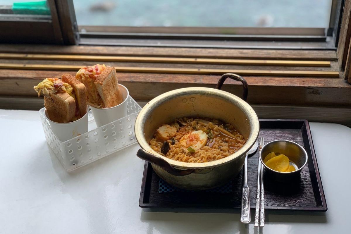 ramyun and toast at Huinnyeoul Jeombbang