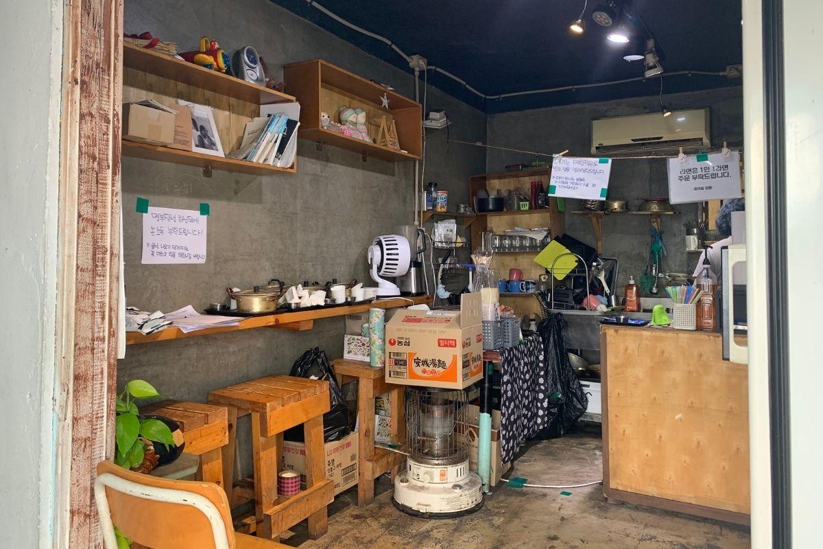 Huinnyeoul Jeombbang kitchen