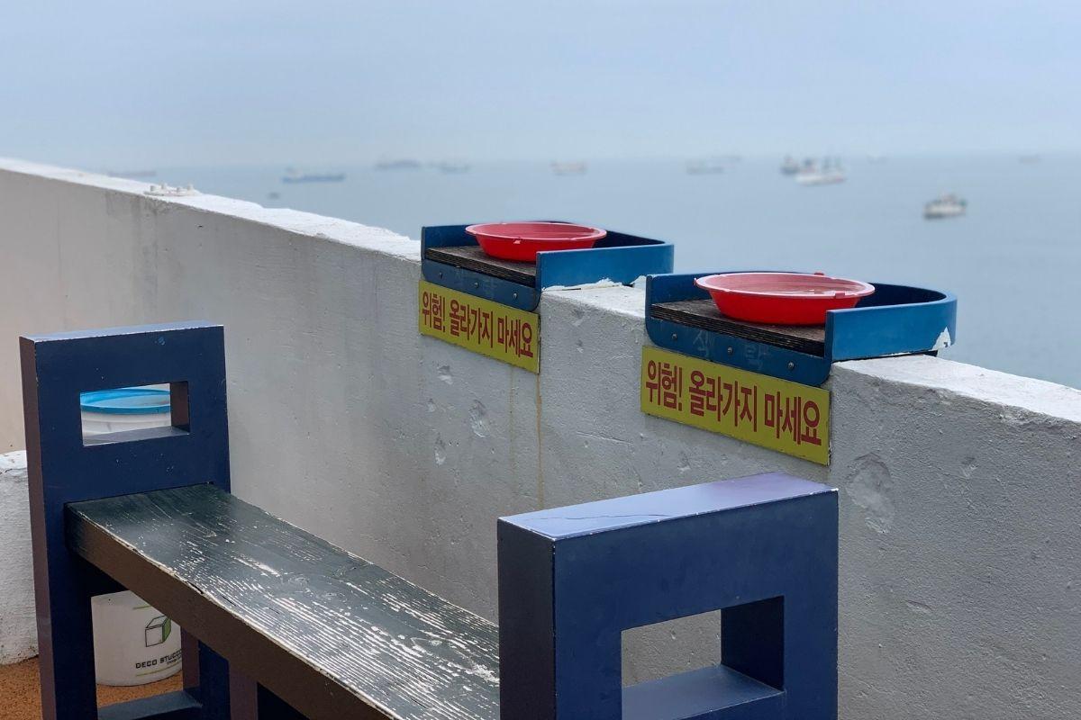 Outdoor seat at Huinnyeoul Jeombbang