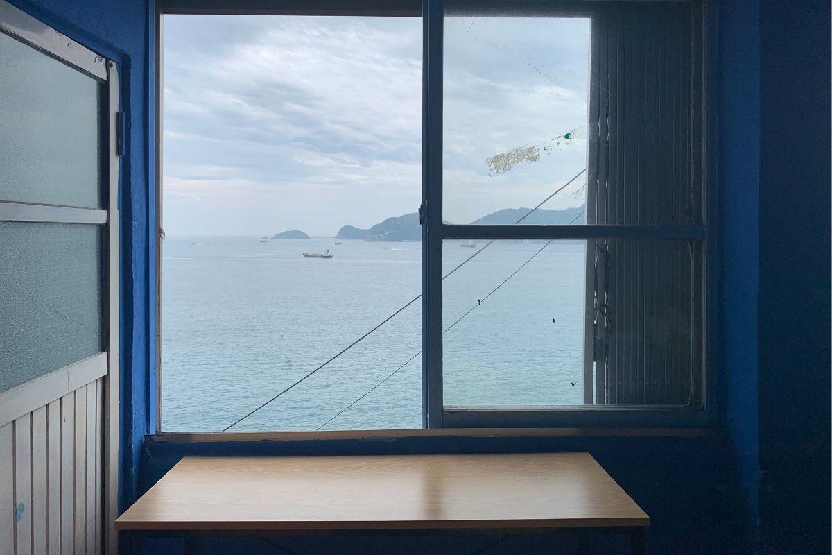 table with ocean view at Huinnyeoul Jeombbang