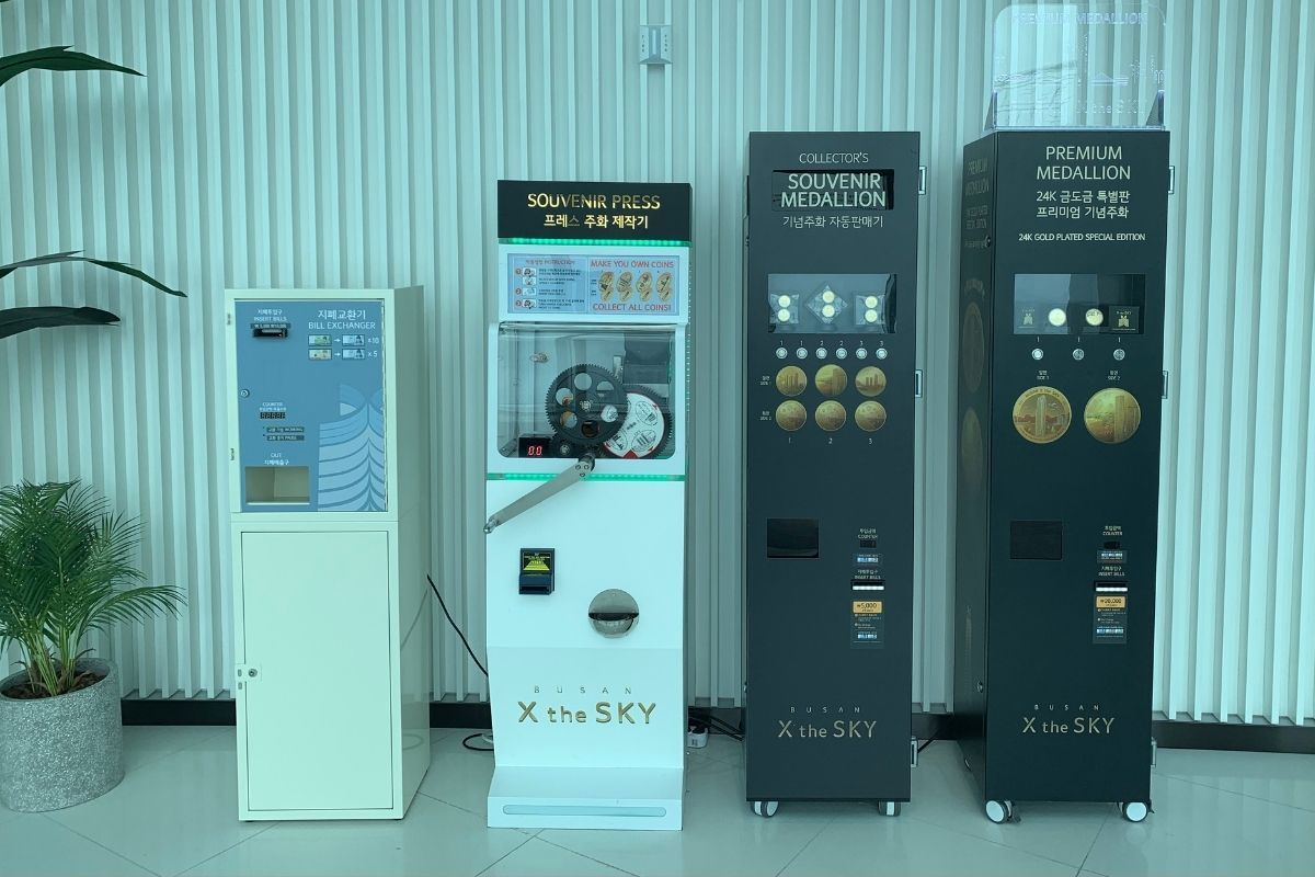 觀景台內的紀念幣自動販賣機，每一台機都提供不同的精美釜山紀念品，吸引著遊客們選購留念。