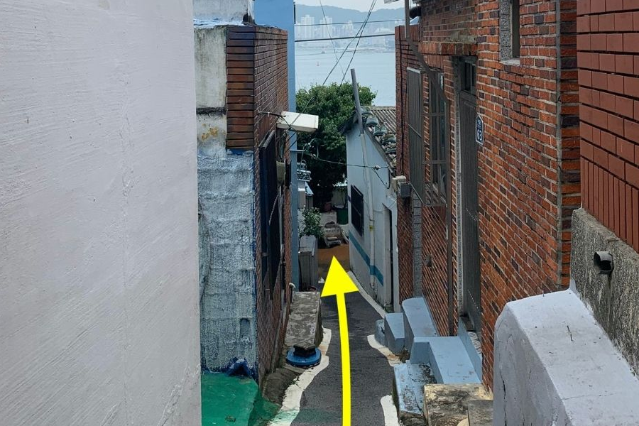 沿著白險灘文化村的指示牌，按照箭頭方向前行，這是通往 손목서가（手腕書店）的其中一段路。