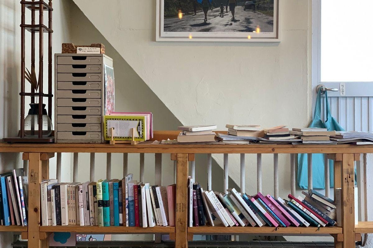 aesthetic interior, bookshelves, books, Sonmokseoga cafe, Huinnyeoul Culture Village, Busan, Korea