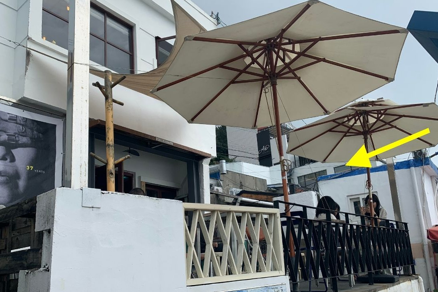 從白險攤的巷子望向大海，途中會遇到一些小店鋪，讓人感受到韓國的鄉村風情。