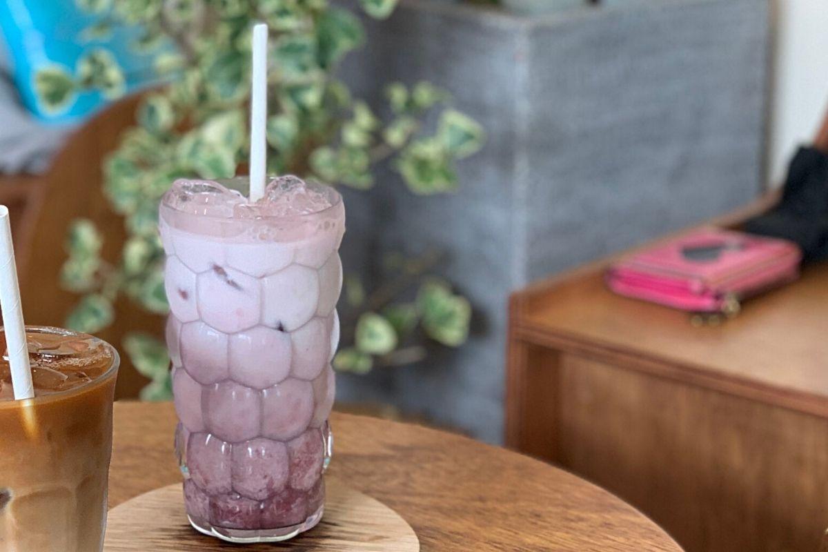 drinks on table, clove milk tea, dutch latte, Sonmokseoga cafe, Huinnyeoul Culture Village, Busan, Korea