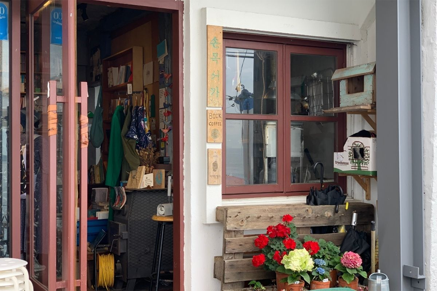 손목서가（手腕書店）店內的裝飾，有一隻黑白貓咪在盒子裡療養，名為“樹屋”的居所。