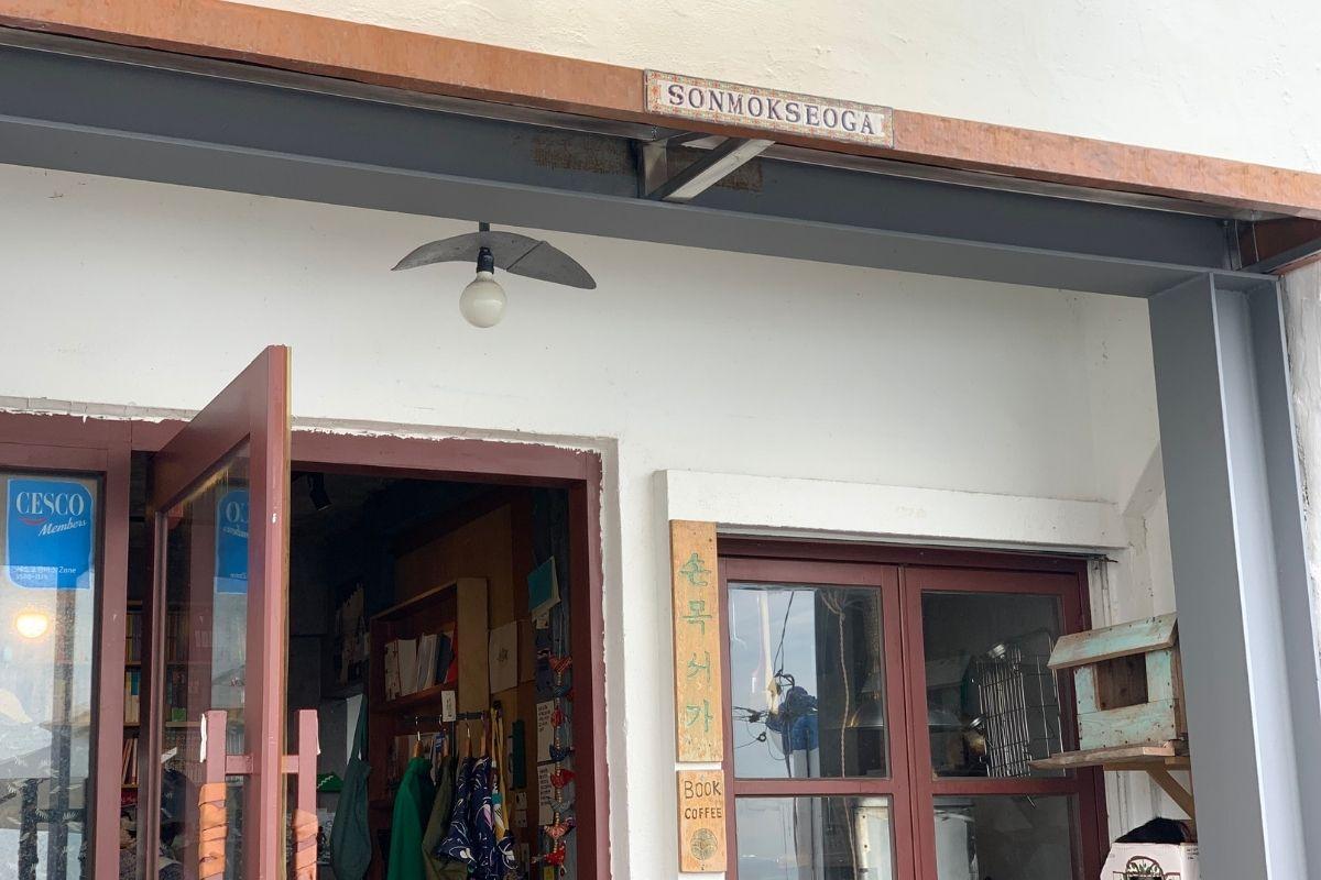entrance, Sonmokseoga cafe, Huinnyeoul Culture Village, Busan, Korea