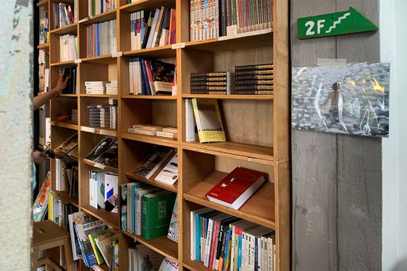 손목서가（手腕書店）內部的懷舊裝飾，包括老舊的煤氣爐和平底鍋，讓人感受到濃濃的復古風情。