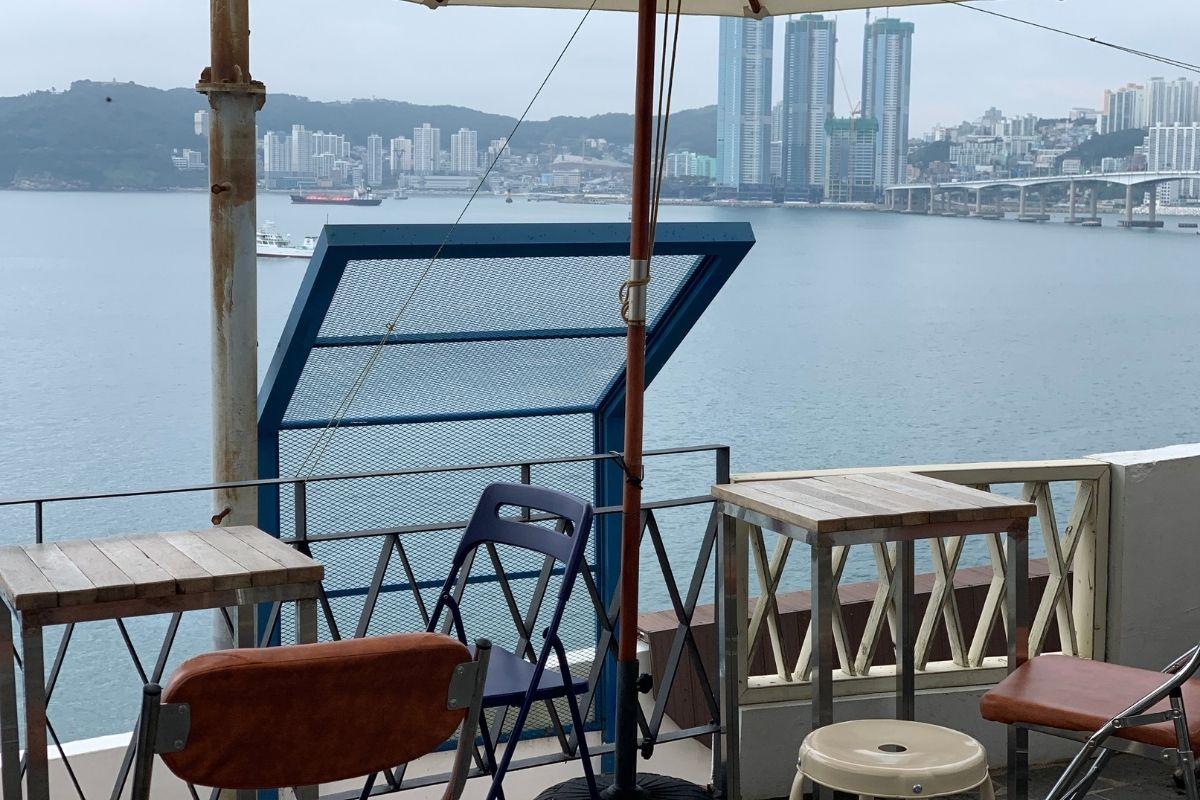 outdoor seating, ocean view, Sonmokseoga cafe, Huinnyeoul Culture Village, Busan, Korea