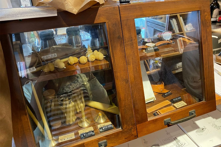 손목서가（手腕書店）牆上的相片展示，突顯了這個地方的藝術魅力。