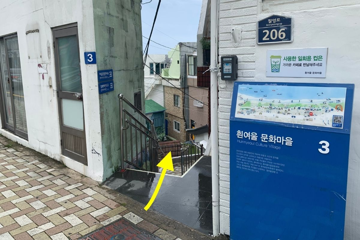 Walking to Sonmokseoga cafe, Busan, Korea, Huinnyeoul Culture Village