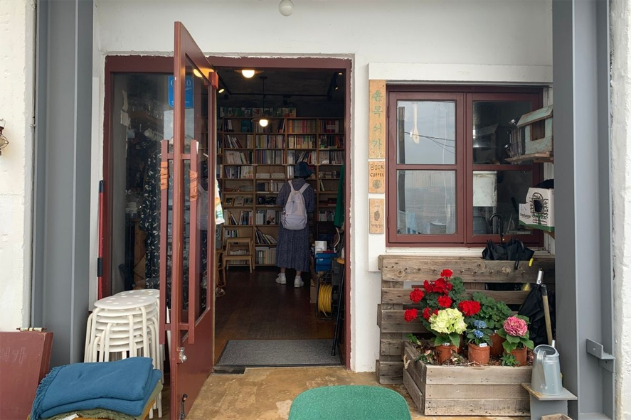 손목서가（手腕書店）正門，展示了店鋪的名稱以及部分室內書籍與裝飾品。