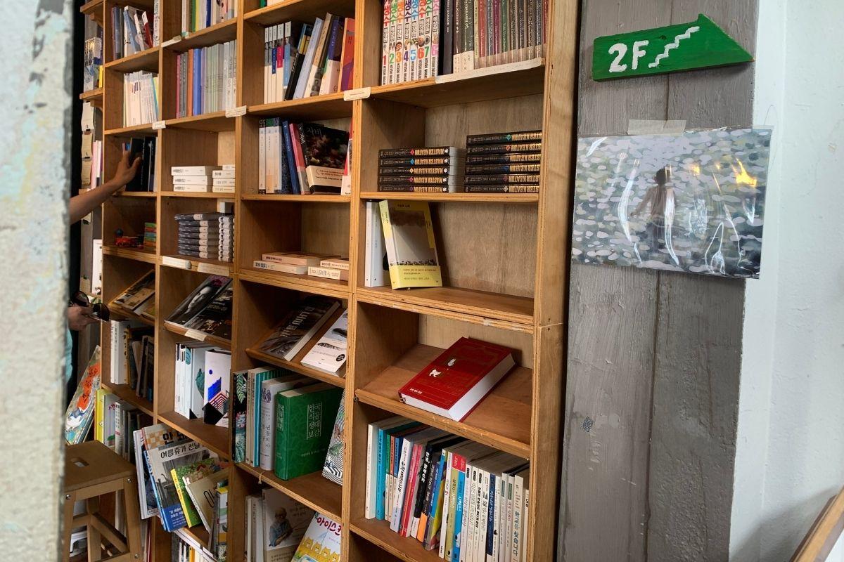 interior, bookshelves, books, Sonmokseoga cafe, Huinnyeoul Culture Village, Busan, Korea