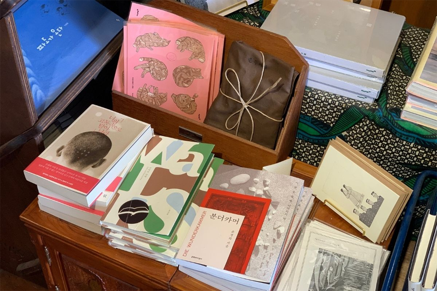 在손목서가（手腕書店）的二樓座位區，擁有小而溫馨的空間，書架的書籍隨意供訪客翻閱。