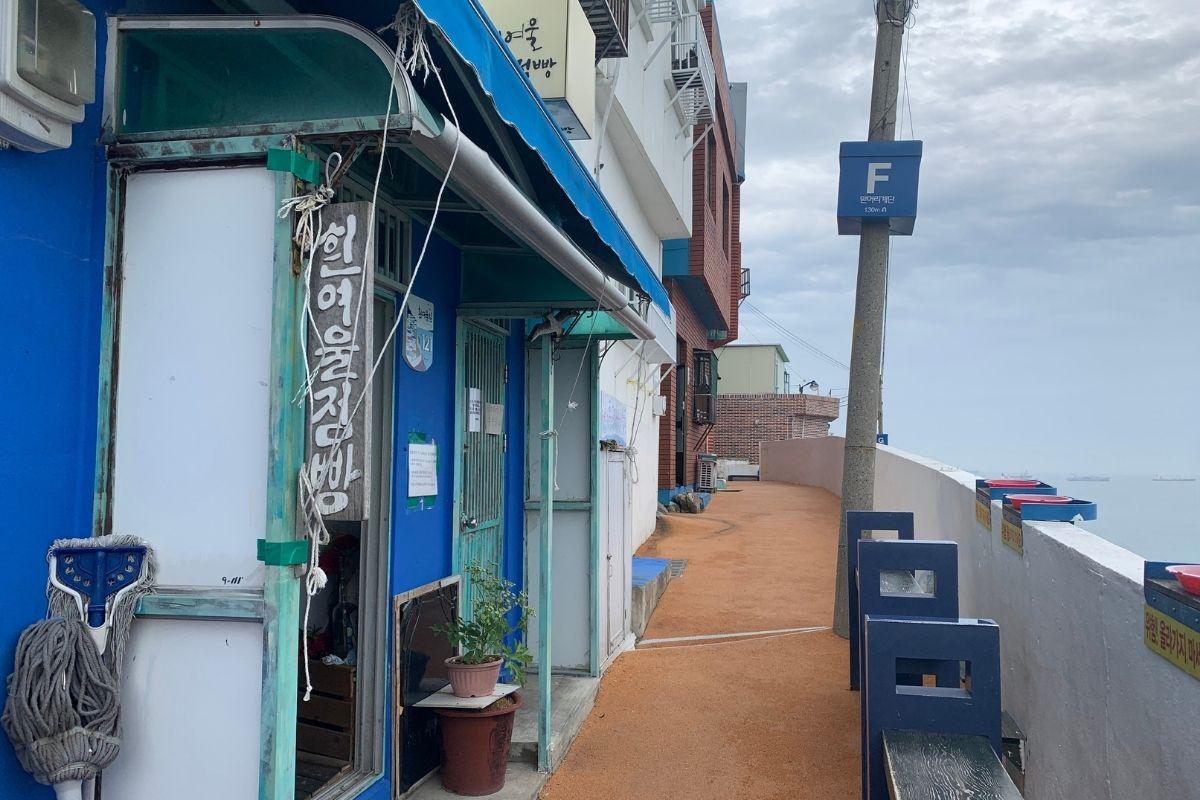 alley, walking to Sonmokseoga cafe, Huinnyeoul Culture Village, Busan, Korea