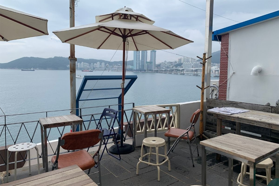 손목서가（手腕書店）的戶外露臺座位，靠近海邊可以一邊享受咖啡、一邊眺望大海。