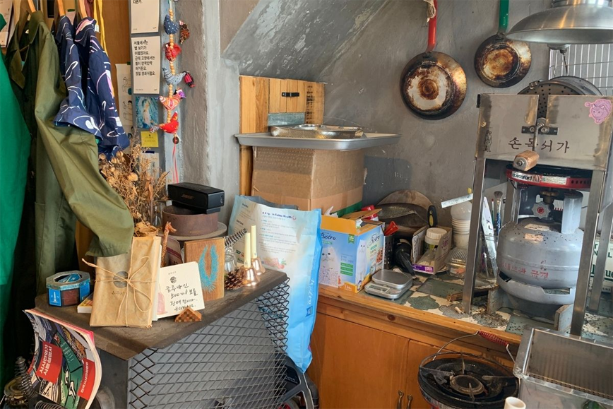 손목서가（手腕書店）內的一個角落，木桌椅搭配植物與乾燥花，營造出安適的閱讀氛圍。