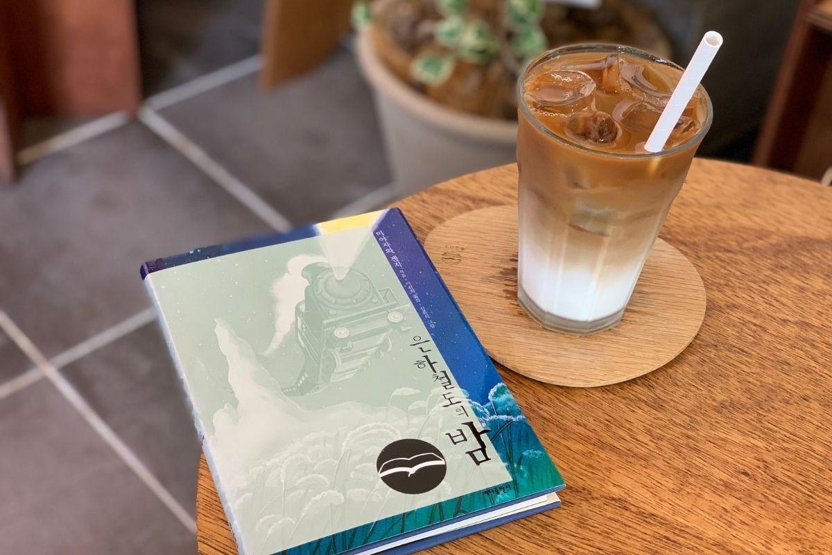 coffee on table, dutch latte, book, Sonmokseoga cafe, Huinnyeoul Culture Village, Busan, Korea