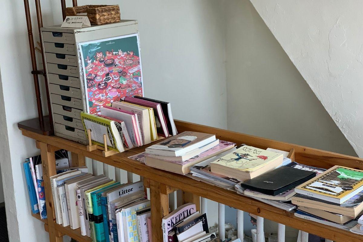 aesthetic interior, bookshelves, books, Sonmokseoga cafe, Huinnyeoul Culture Village, Busan, Korea