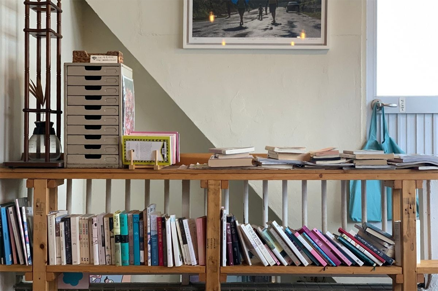 손목서가（手腕書店）最浪漫的座位之一，從窗戶望出去，即可飽覽壯麗的海景。