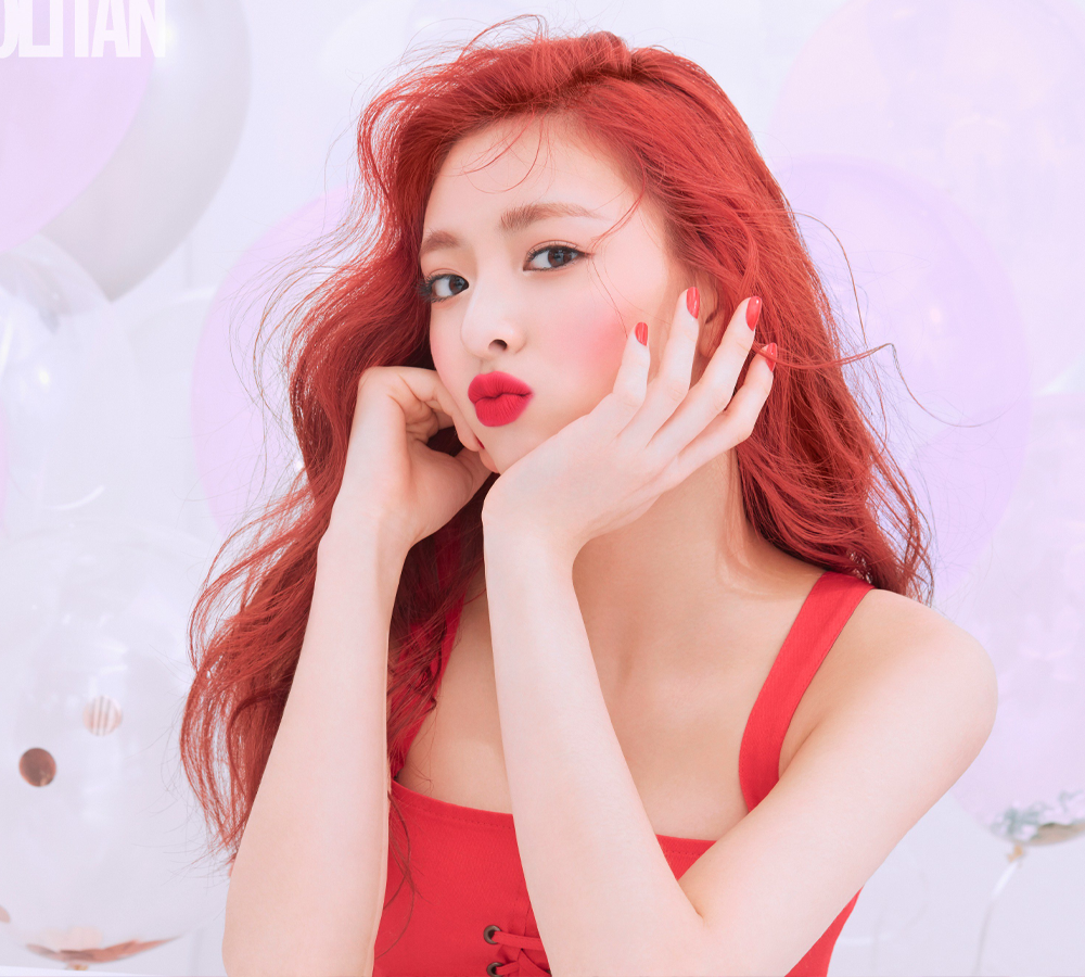 itzy yuna với màu tóc nàng tiên cá Ariel,  một trong những màu tóc hot nhất mùa hè 2025 ở Hàn Quốc