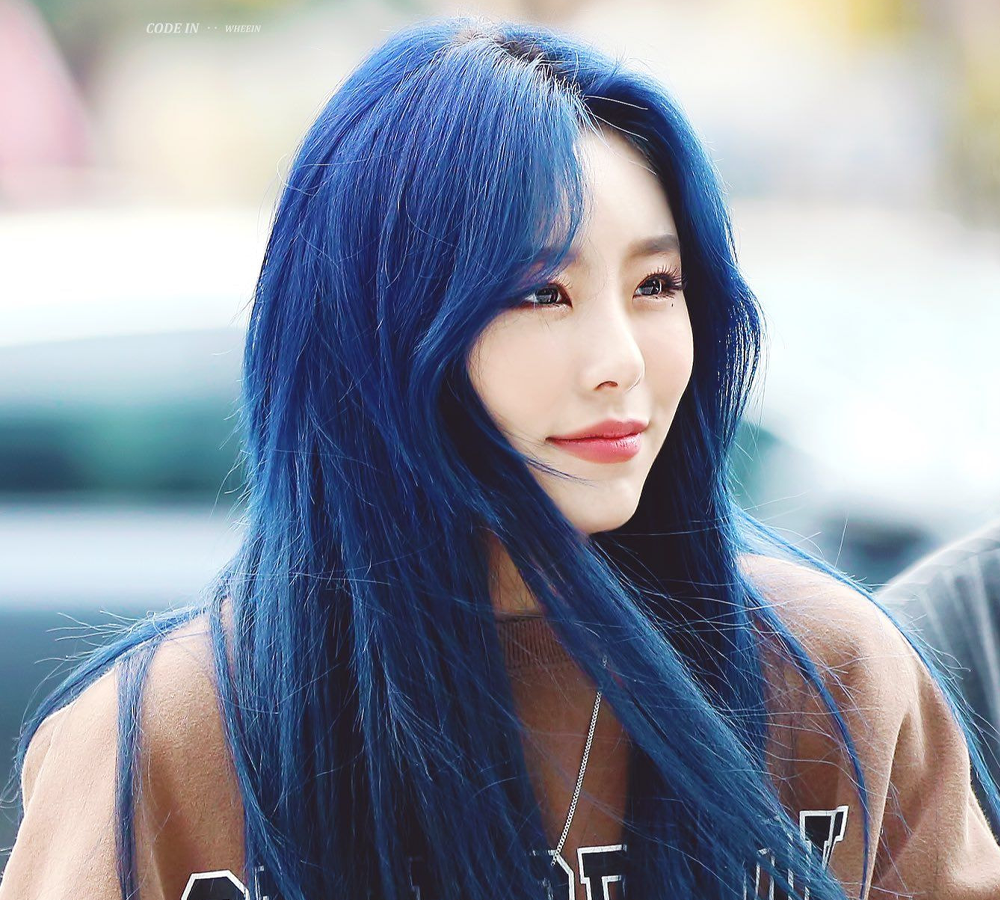 Wheein Mamamoo với màu tóc Classic Blue - Xanh cổ điển, một trong những màu tóc hot nhất mùa hè 2025 ở Hàn Quốc