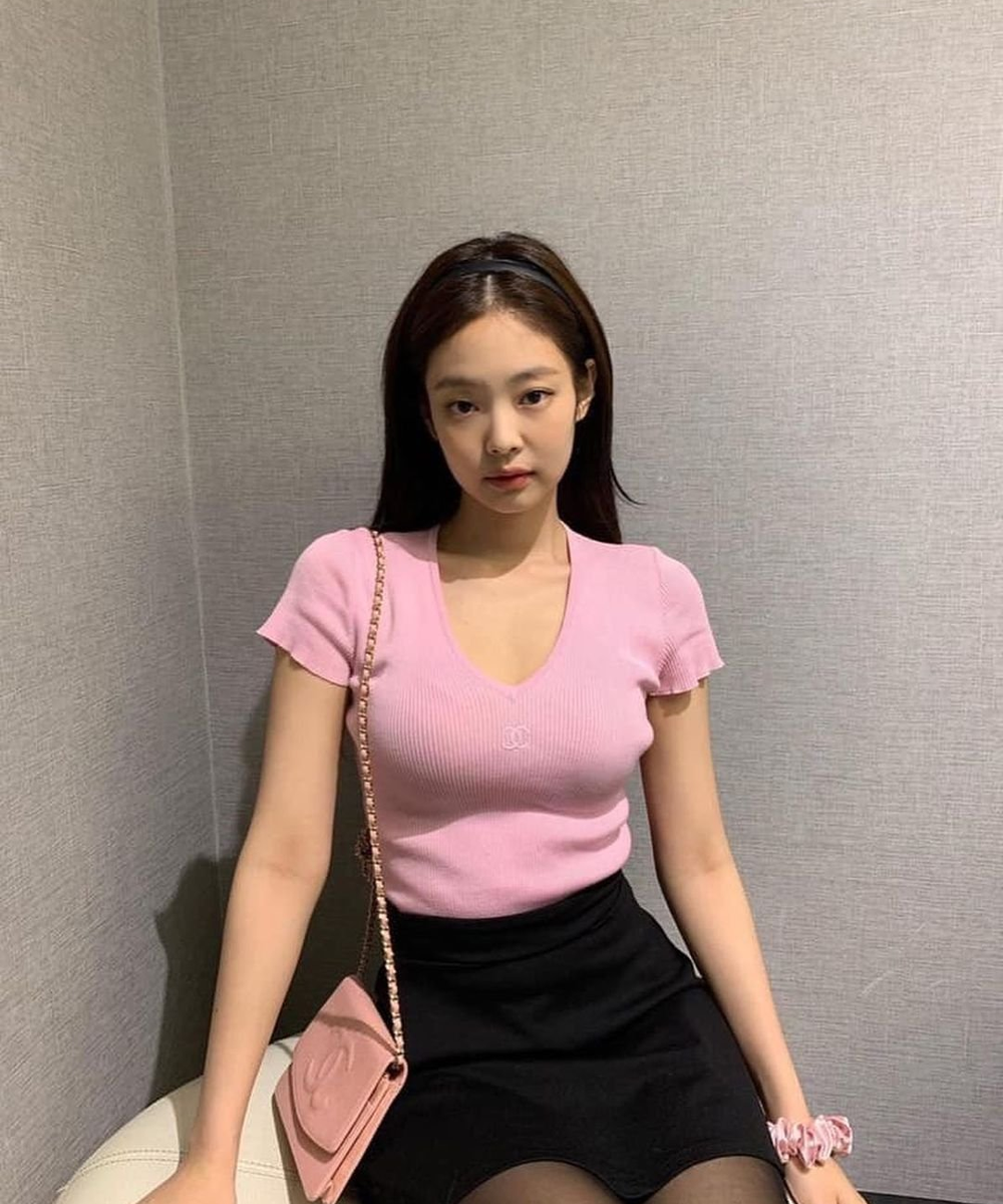 Jennie mặc phong cách high teen, một xu hướng thời trang năm 2021 ở Hàn Quốc