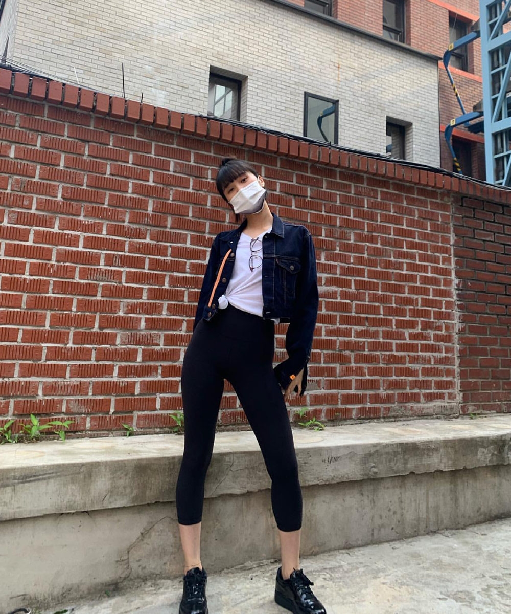 カジュアルなジャケットとハイウエストレギンスで組み合わせた韓国フィットネスファッション。