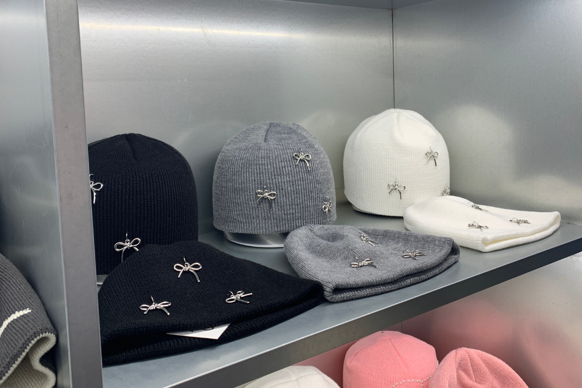 黑色針織帽飾以蝴蝶結，成為時下韓國年輕人的流行選擇。