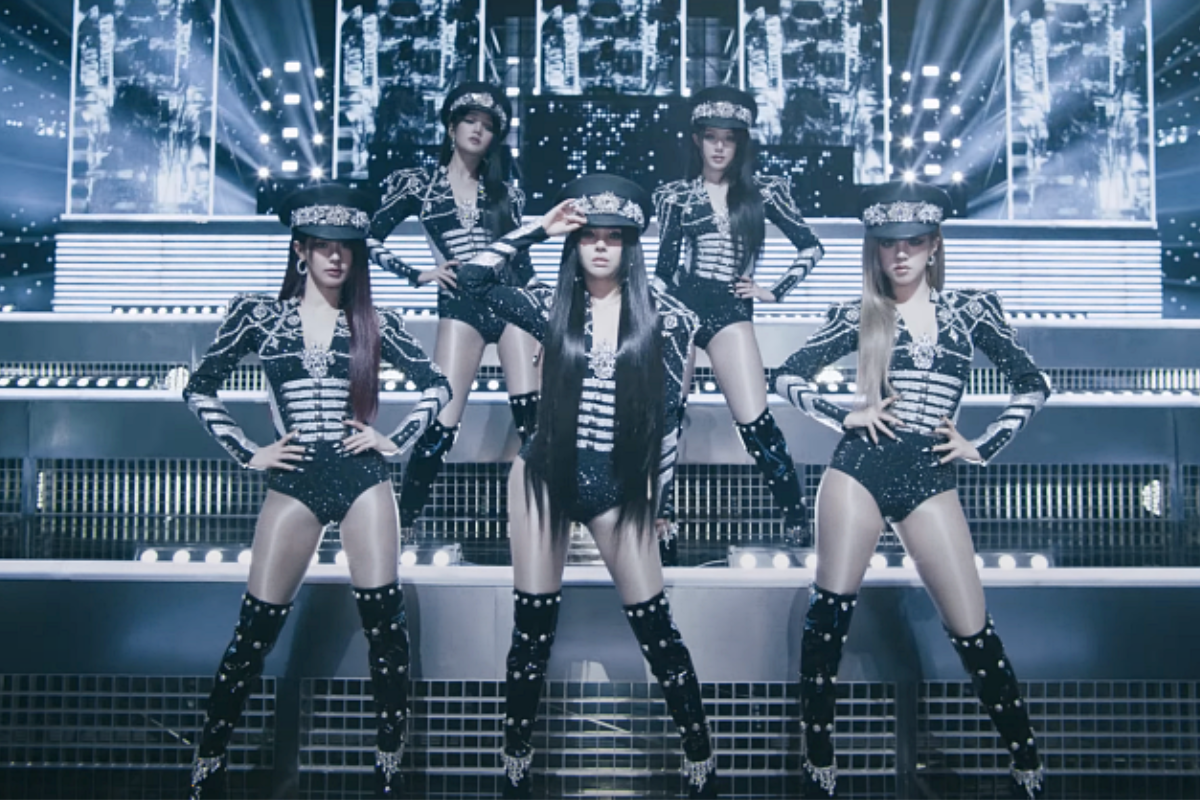 韓國女團的下衣失蹤風格表演服，前衞與大膽的服裝設計。