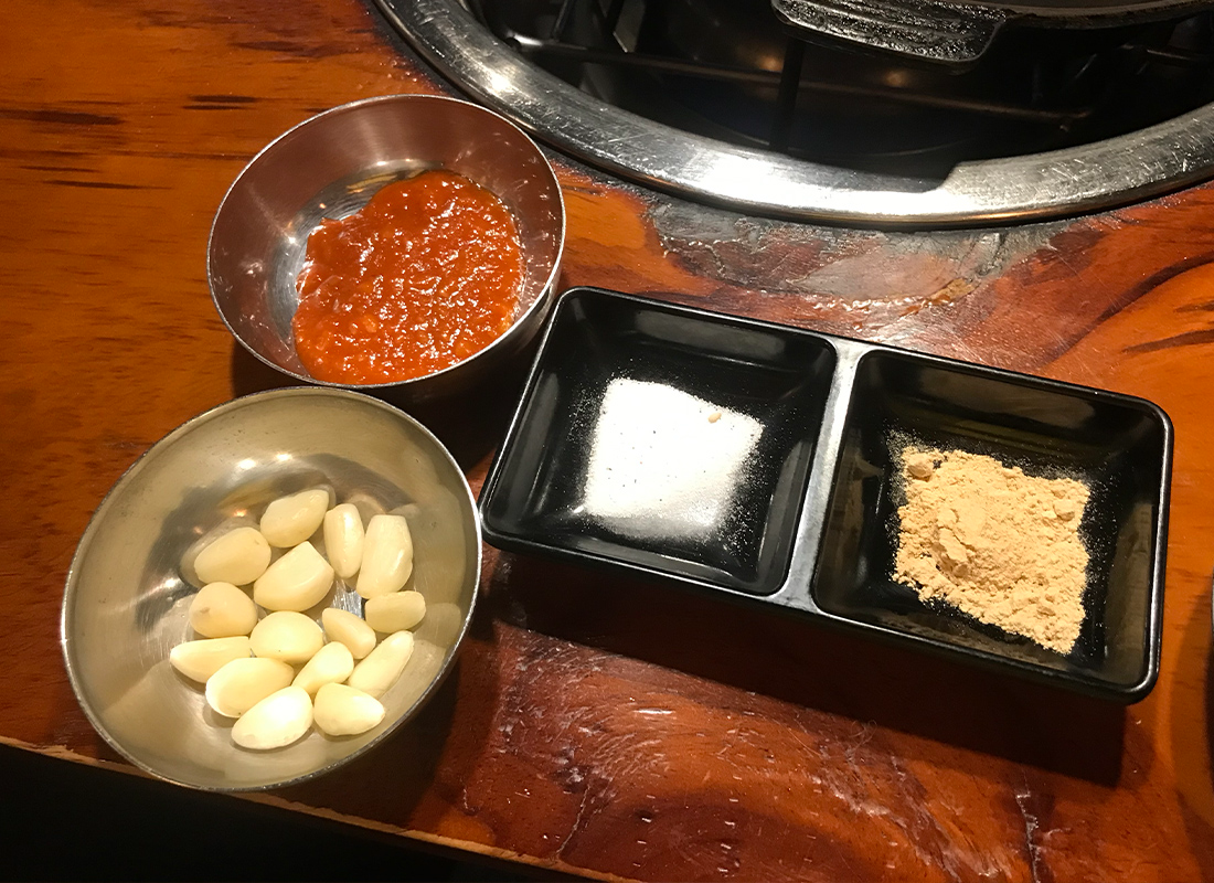 Garlic and sauces for the meat