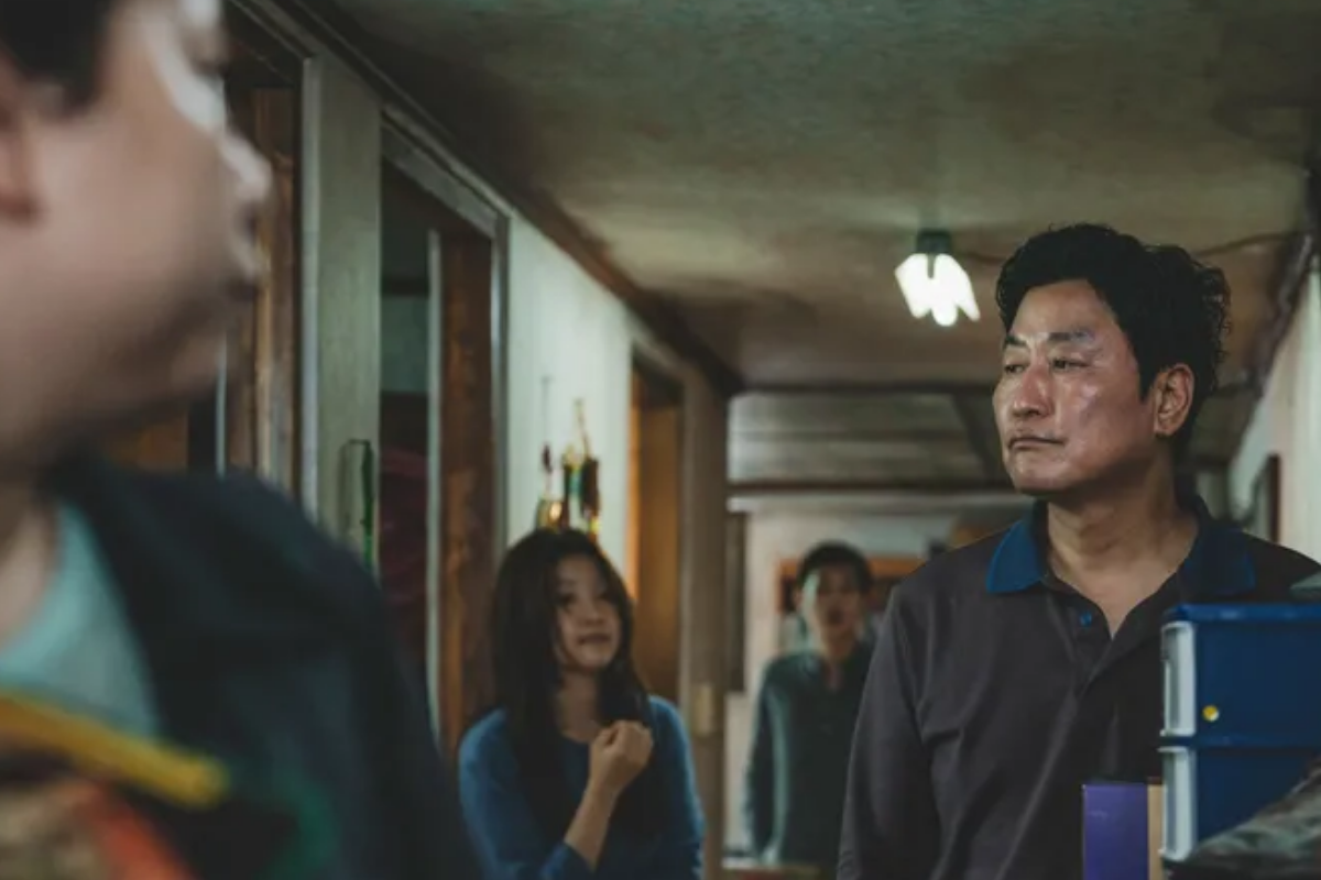 圖片展示一個共用燈光的走廊，反映韓國過去節約資源的方式和生活環境。