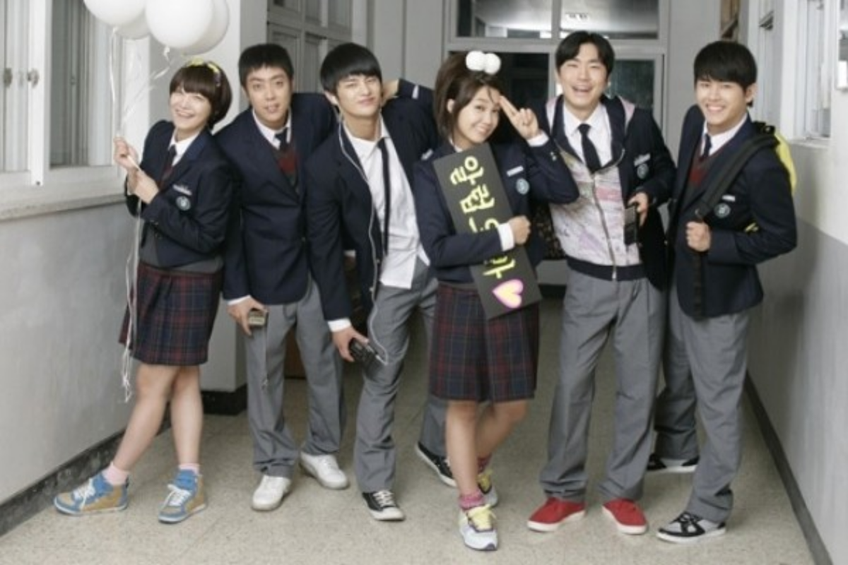 身著校服的韓國學生們在校園內聚合，象徵著學校生活和文化。