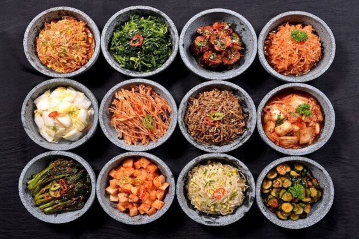 一系列韓國傳統醃製菜，展示多種泡菜和鹹菜作為韓國文化中常見的配菜。