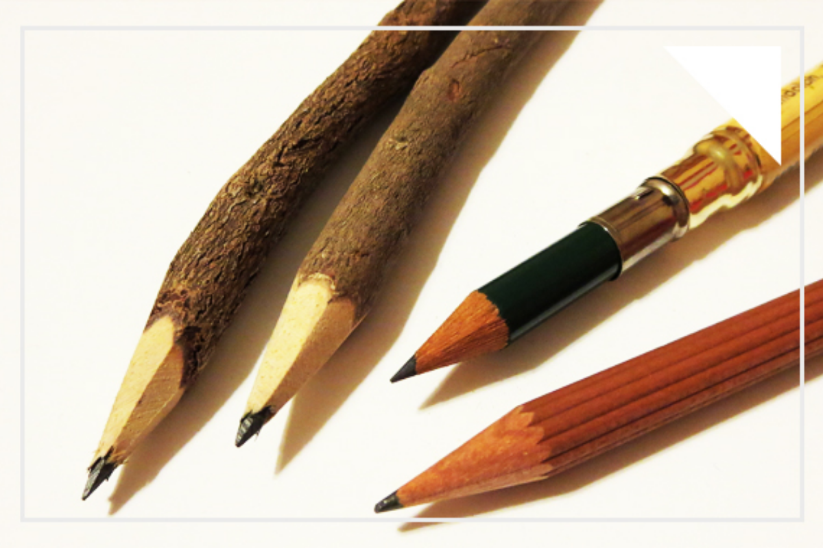 加長器將鉛筆的末端延長，代表舊時學生們善用工具以徹底使用鉛筆。