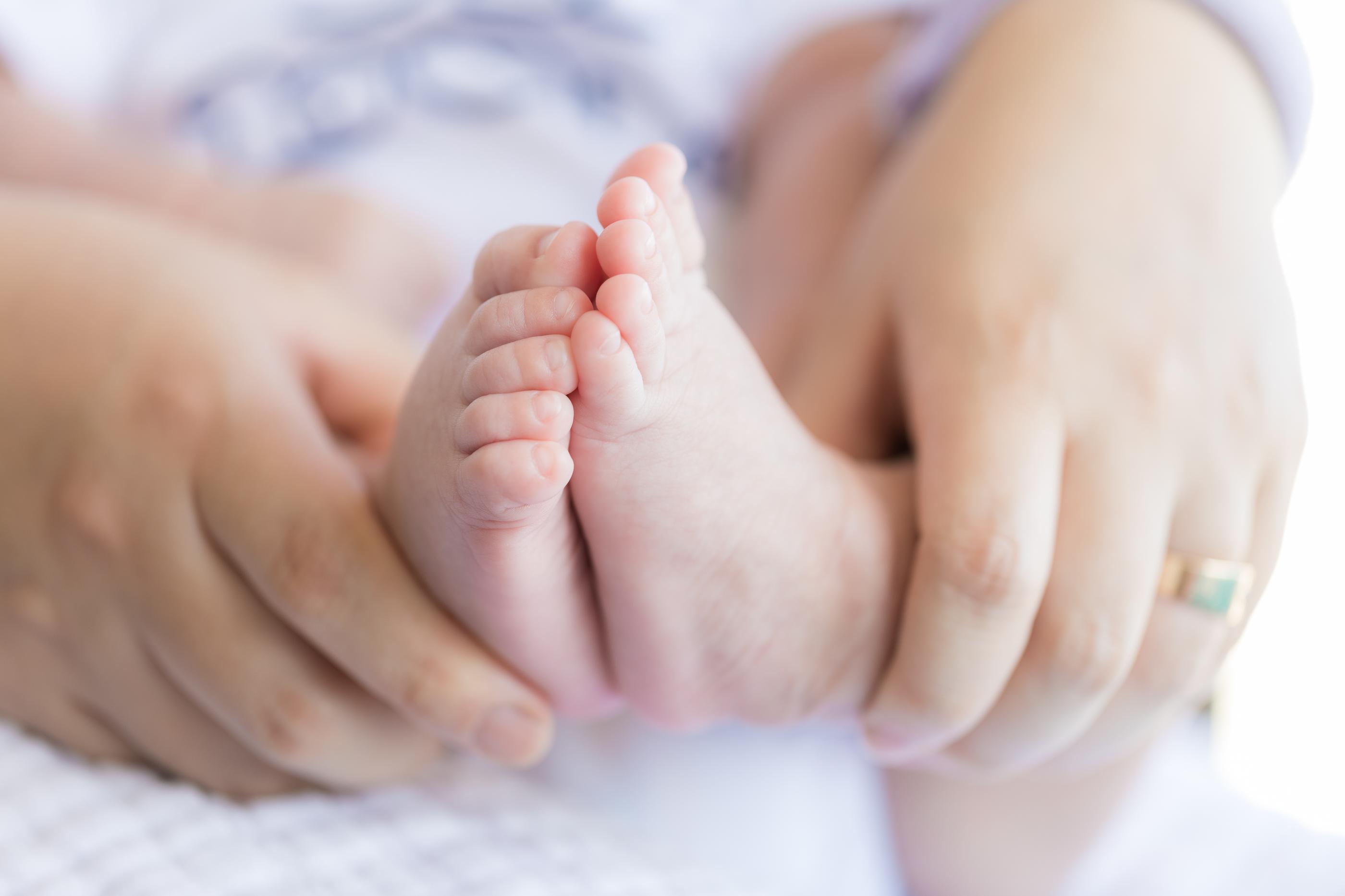 Hình ảnh em bé sơ sinh với bàn chân nhỏ đáng yêu được chụp tại bệnh viện.