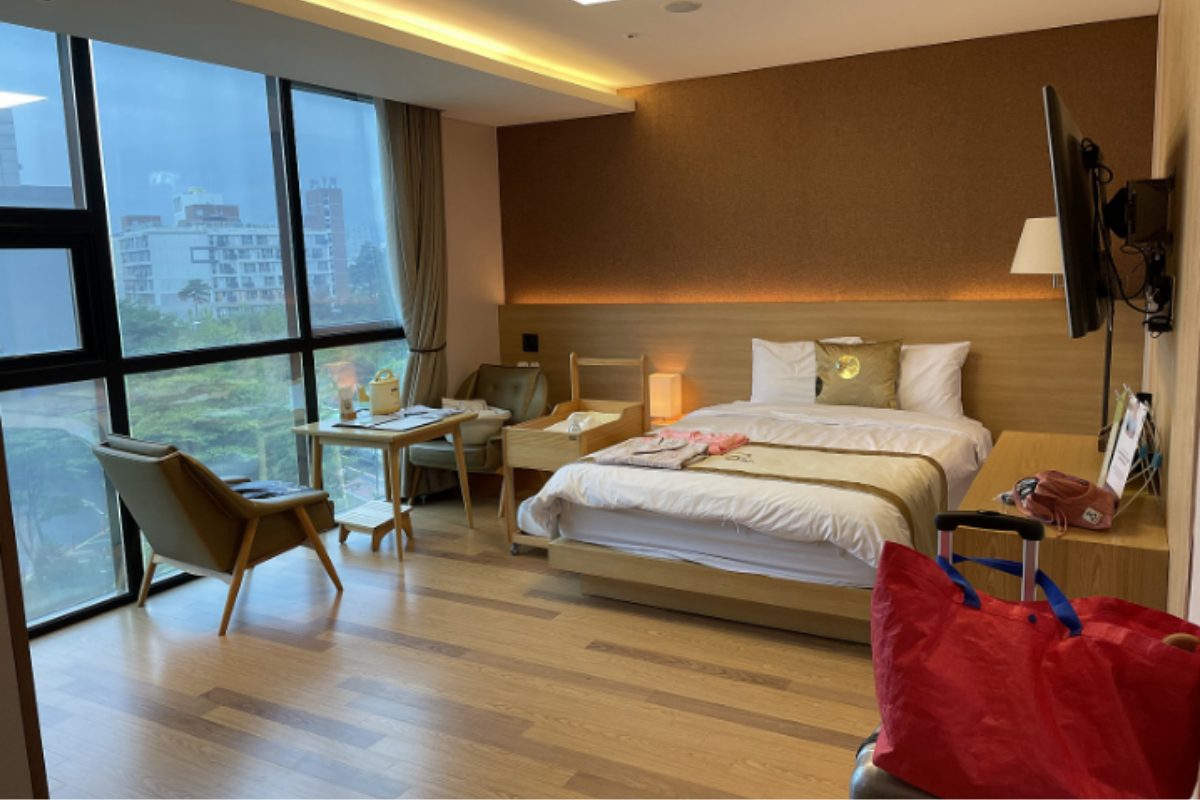Phòng chăm sóc sau sinh tiện nghi tại Hàn Quốc với giường ngủ và trang thiết bị.