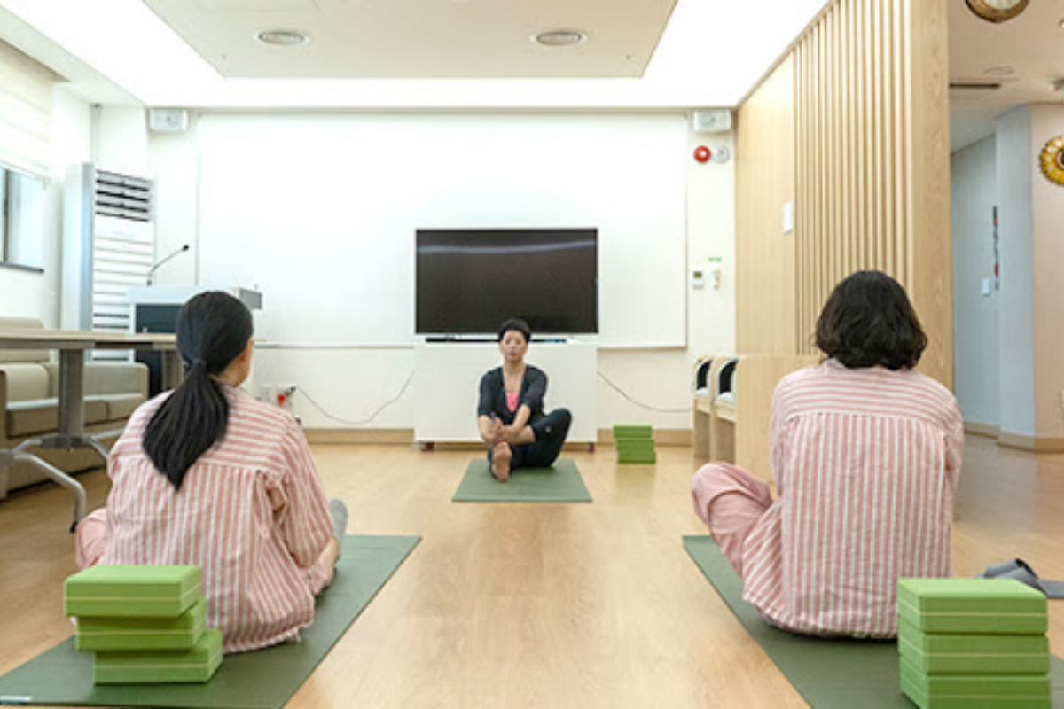 Các mẹ tham gia lớp học yoga và chăm sóc tại trung tâm sau sinh ở Hàn Quốc.