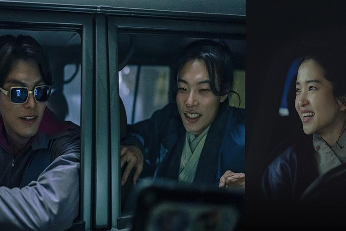 電影《外星+人》的拍攝場景，由金宇彬參演，展示了一些電影中的緊張瞬間。