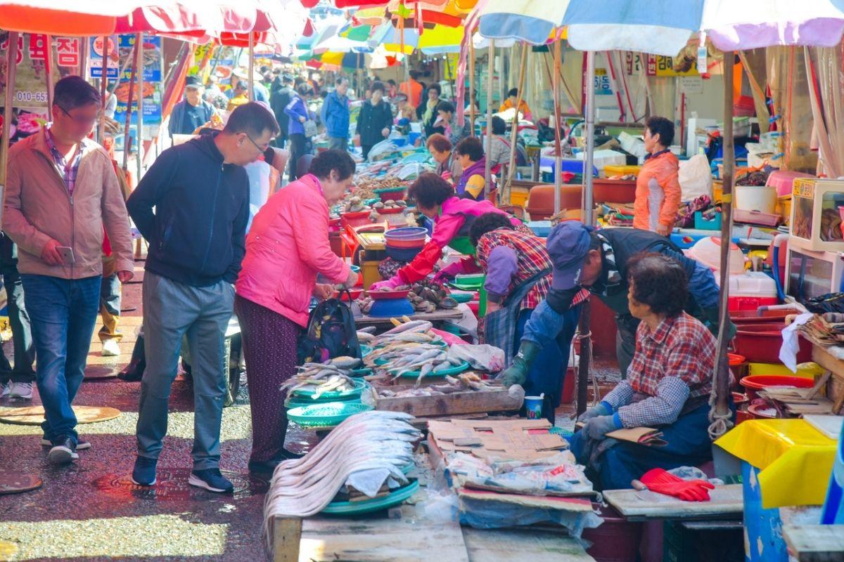 Korean peoples selling and shopping for seafood at Jagalchi Market Busan