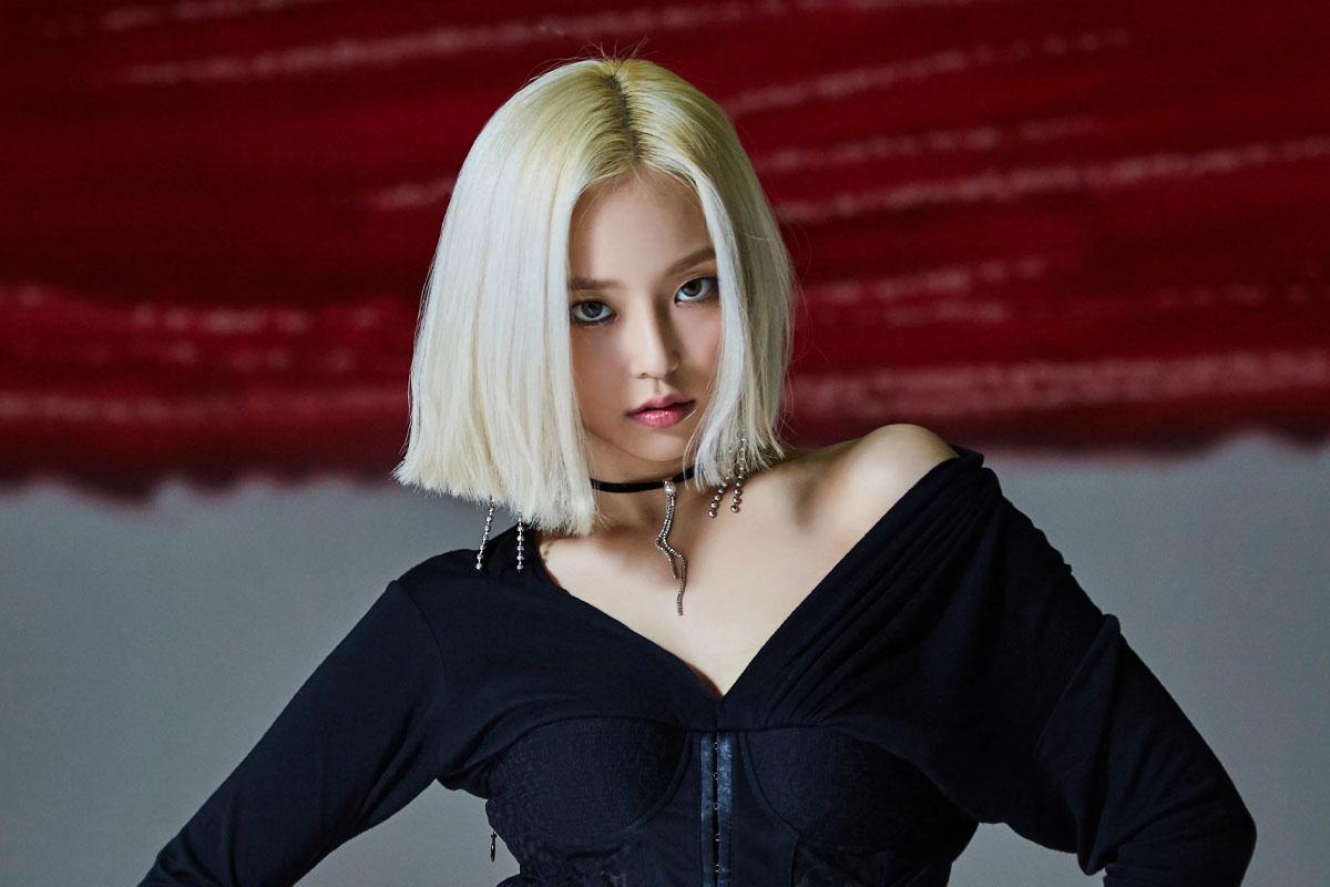 CLC Yeeun trong trang phục phong cách hiện đại với kiểu tóc ngắn và trang sức tinh tế.